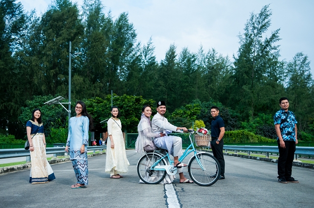 Outdoor wedding shoot singapore, coney island singapore, group shot wedding with bicycle at coney island